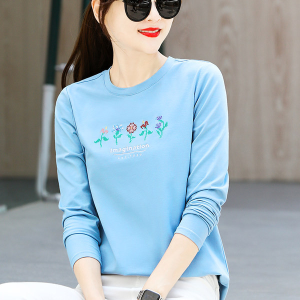 Moteriška palaidinė su ovalia iškirpte ir siuvinėjimu