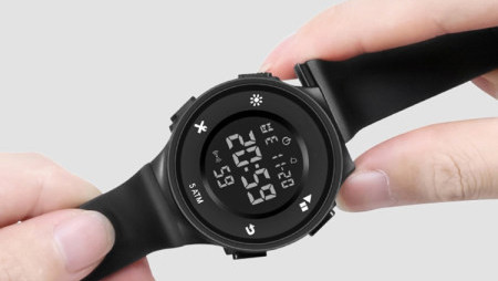 Ümara kuju ja kummist rihmaga meeste käekell