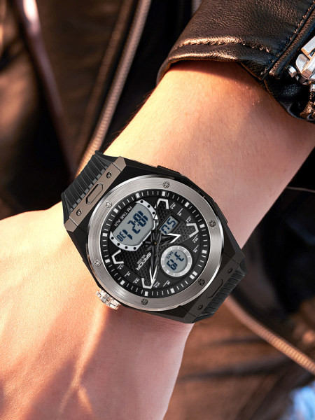 Férfi karóra ébresztőórával és naptárral