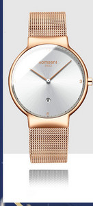 Un ceas mecanic modern cu o curea de metal