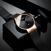 Un ceas mecanic modern cu o curea de metal