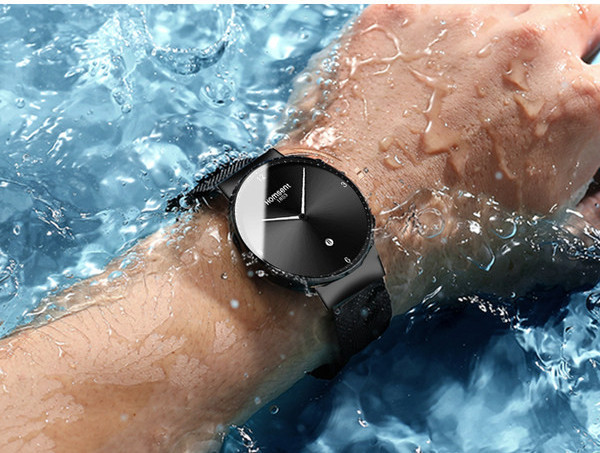 Un ceas mecanic modern cu o curea de metal