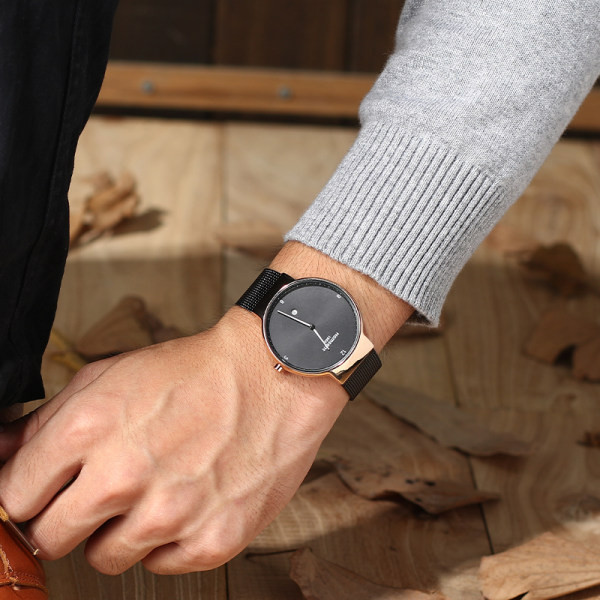 Un ceas mecanic modern cu o curea de metal