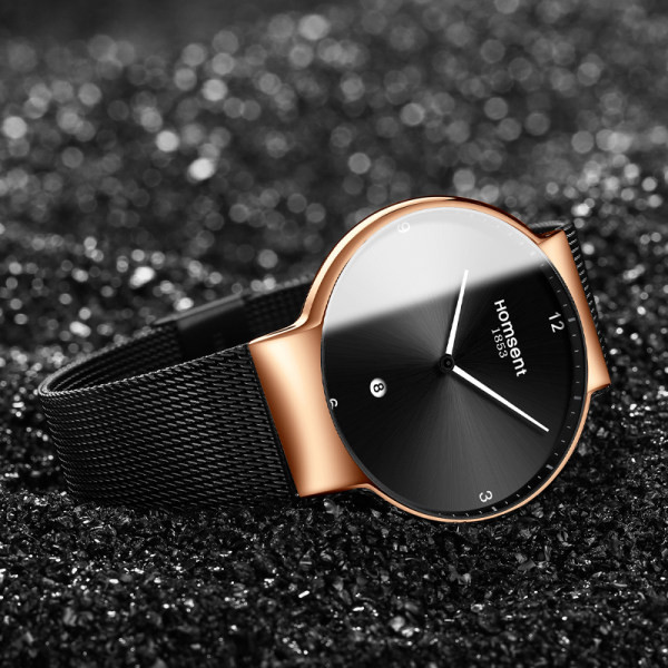 Un ceas mecanic modern cu o curea de metal