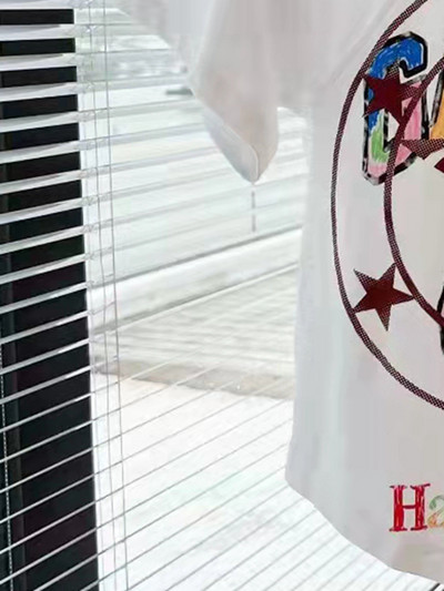 2021-es nyári nyomtatott környakú, rövid ujjú felső, bő szivárványbetűs mosolygós póló női póló