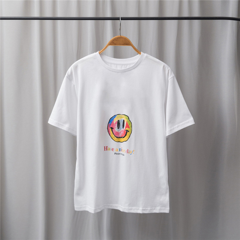 2021-es nyári nyomtatott környakú, rövid ujjú felső, bő szivárványbetűs mosolygós póló női póló