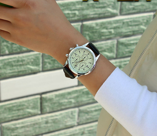 Κομψό μηχανικό ρολόι με λουράκι από οικολογικό δέρμα