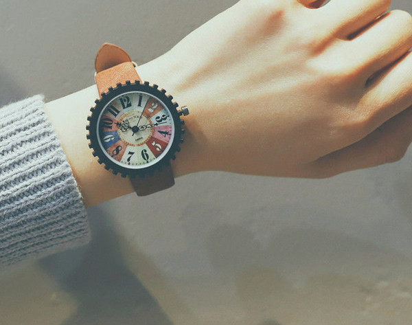 Ceas mecanic cu curea din piele ecologica