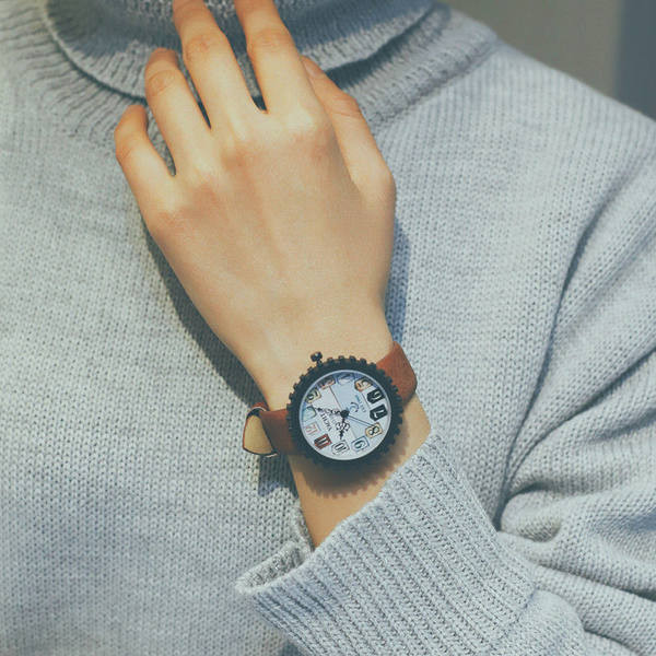 Ceas mecanic cu curea din piele ecologica