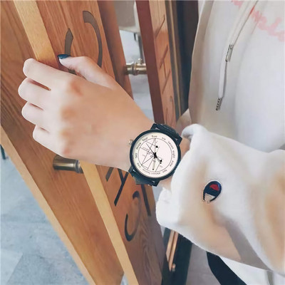 Un ceas mecanic de zi cu zi cu cadran rotund