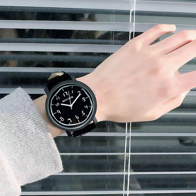 Un ceas mecanic de zi cu zi cu cadran rotund