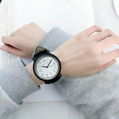 Un ceas mecanic de zi cu zi cu cadran rotund