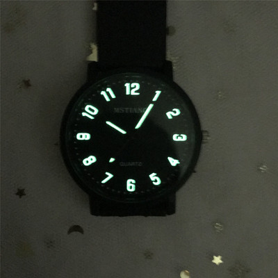 Ceas barbatesc cu maini luminoase