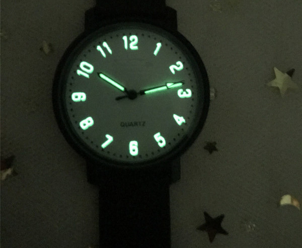 Ceas barbatesc cu maini luminoase