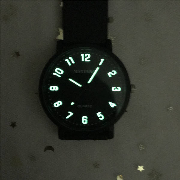 Ceas barbatesc cu maini luminoase