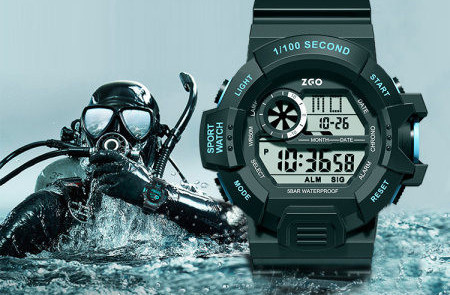 Vandeniui atsparus elektroninis laikrodis su guminiu dirželiu