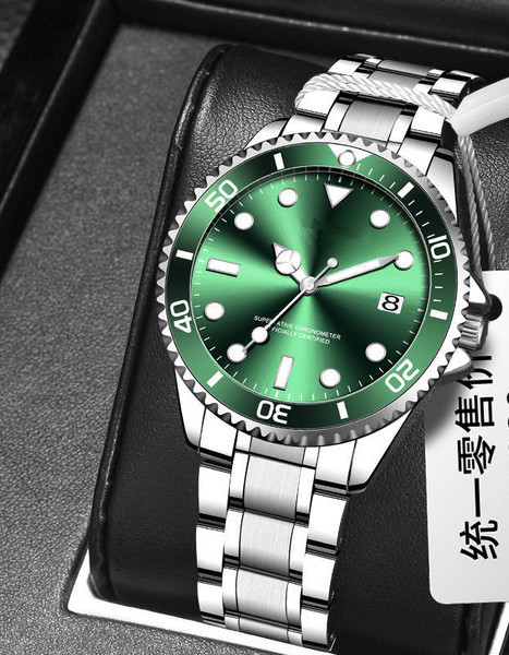 Kelių spalvų modernus vyriškas laikrodis su metaline apyranke