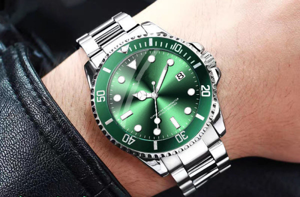 Kelių spalvų modernus vyriškas laikrodis su metaline apyranke