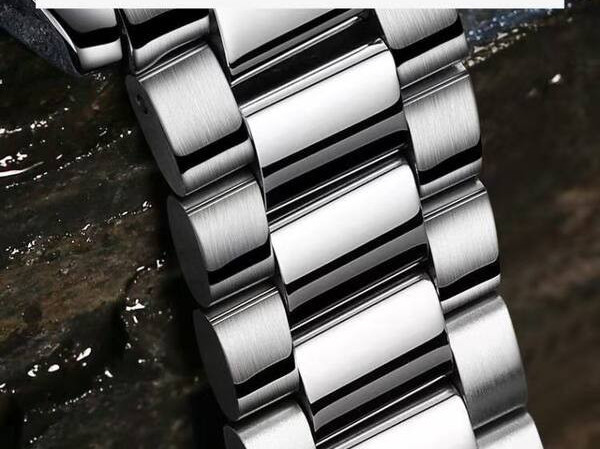 Kelių spalvų modernus vyriškas laikrodis su metaline apyranke