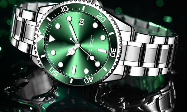 Vyriškas laikrodis su metaline apyranke ir šviečiančiomis rodyklėmis – keli modeliai