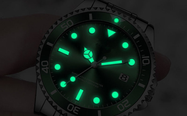 Vyriškas laikrodis su metaline apyranke ir šviečiančiomis rodyklėmis – keli modeliai