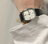 Vyriškas kvadratinis laikrodis su odiniu dirželiu