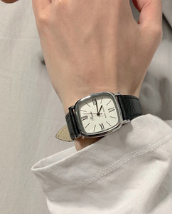 Vyriškas kvadratinis laikrodis su odiniu dirželiu