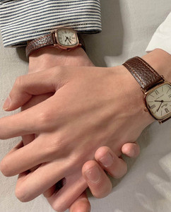 Vyriškas kvadratinis laikrodis su odiniu dirželiu