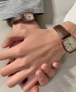 Vyriškas kvadratinis laikrodis su odiniu dirželiu