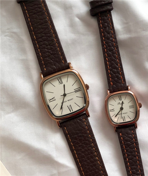 Vyriškas kvadratinis laikrodis su odiniu dirželiu