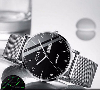 Muški sat s metalnim remenom i svjetlećim kazaljkama