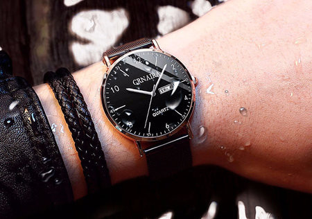 Muški sat s metalnim remenom i svjetlećim kazaljkama