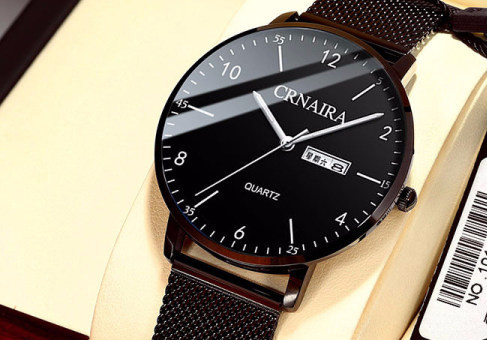 Muški sat s metalnim remenom i svjetlećim kazaljkama