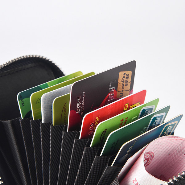 Eko bőrből készült férfi pénztárca irattartókkal