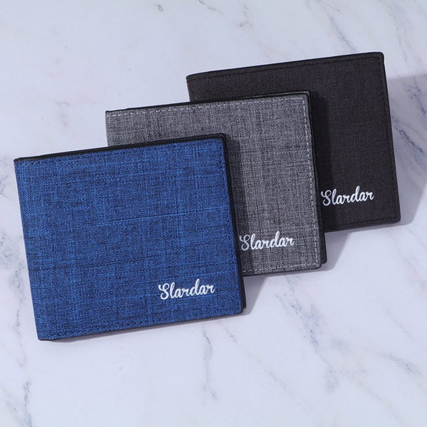 Kvadrato formos vyriška piniginė su užrašu