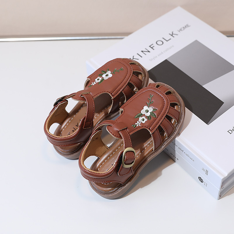 2022-es édes hercegnős szandálok, nyári új, fedett lábujjak, hímzett francia stílusú kislányok, egyszerű, lapos, alkalmi ruha, nemzeti