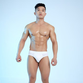 Vienspalvės vyriškos kelnaitės žemu juosmeniu, pagamintos iš kvėpuojančios medžiagos