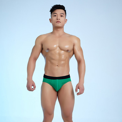 Vienspalvės vyriškos kelnaitės žemu juosmeniu, pagamintos iš kvėpuojančios medžiagos