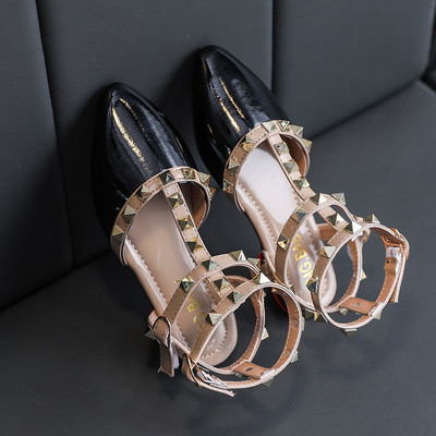 Lányos római szandálok 2021, nyáron, új gyermekpapucsok, puha talpú szegecses hercegnőcipők, divatos hegyes szandálok SMG117