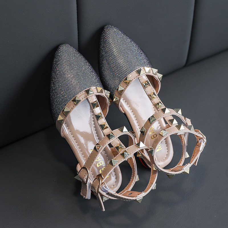 Lányos római szandálok 2021, nyáron, új gyermekpapucsok, puha talpú szegecses hercegnőcipők, divatos hegyes szandálok SMG117