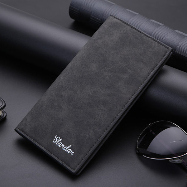 Meeste rahakott lahtriga rahatähtede ja krediitkaartide jaoks