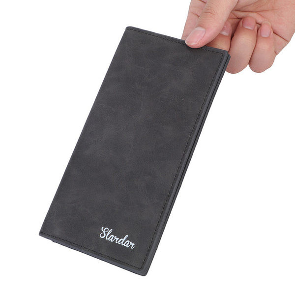 Meeste rahakott lahtriga rahatähtede ja krediitkaartide jaoks