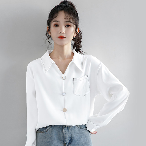 Paprasti moteriški marškiniai su sagomis ir kišene