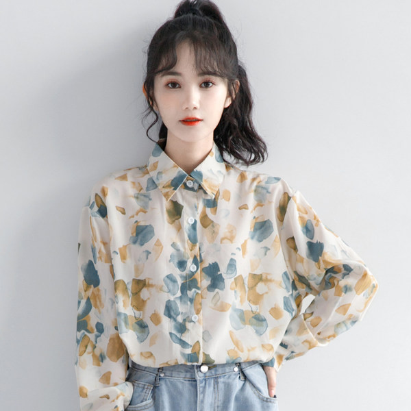 Moteriški marškiniai su sagomis ir raštu