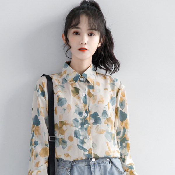 Moteriški marškiniai su sagomis ir raštu