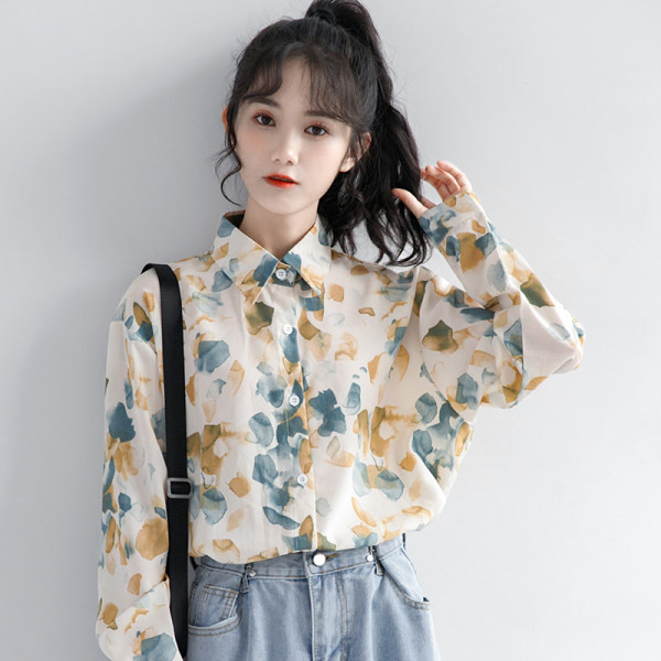 Moteriški marškiniai su sagomis ir raštu