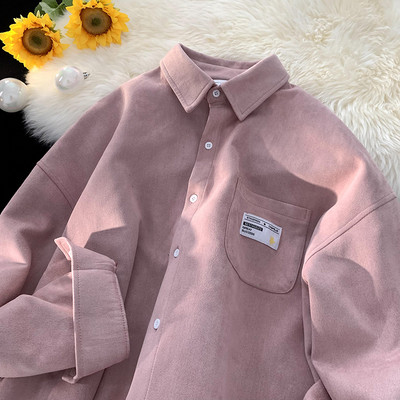 Plataus rašto moteriški marškiniai su klasikine apykakle ir logotipu