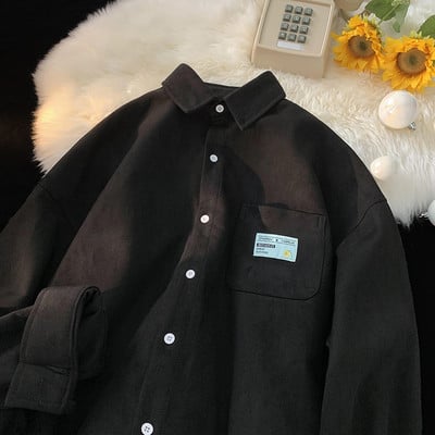 Plataus rašto moteriški marškiniai su klasikine apykakle ir logotipu