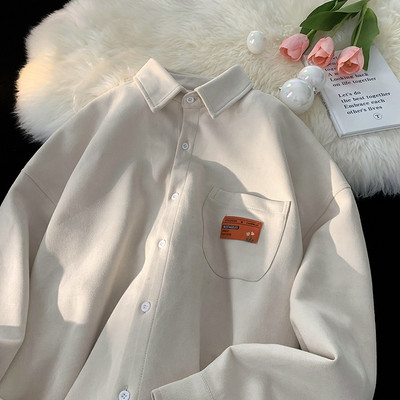 Plataus rašto moteriški marškiniai su klasikine apykakle ir logotipu