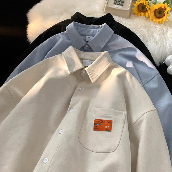 Plataus rašto moteriški marškiniai su klasikine apykakle ir logotipu